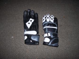 Motorcycle riding gloves