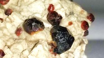 153ct/30g Pyrope Garnet w/ Smoky Quartz Mineral Di...