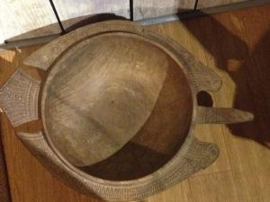 VINTAGE WOODEN OCEANIC CARVED FEAST BOWL FROM PAPUA NEW GUINEA,