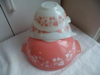Retro Vintage Pyrex x 3 pink white Gooseberry Cinderella bowl